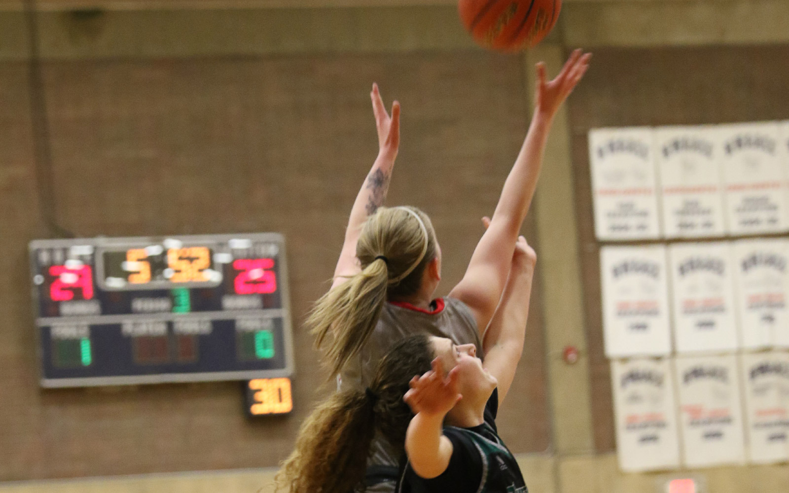 BasketballW_slideshow1600x1000_02 BasketballW_slideshow1600x1000_02