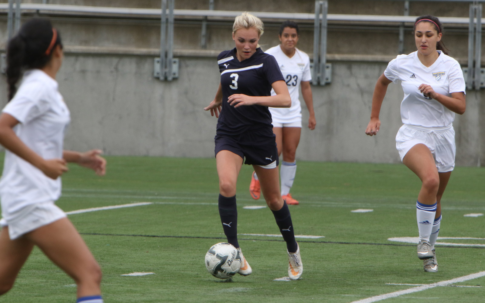 SoccerW_slideshow1600x1000_02 SoccerW_slideshow1600x1000_02