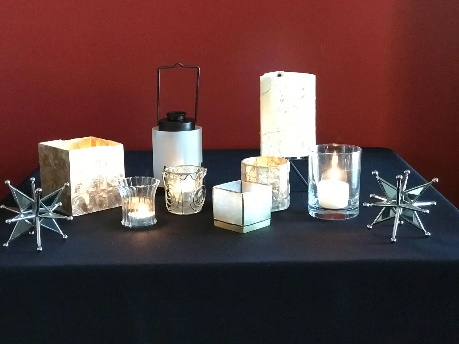 Sets of candles, star decorations and lamp centerpieces